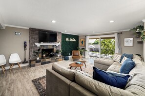 Smart TV, stereo - Mtn+City Views 4BR Firepit FamilyRetreat NearUNR (Reno)