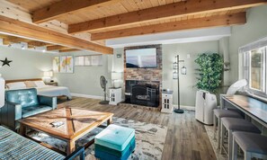 4 quartos, escrivaninha, ferros/tábuas de passar roupa, berço de viagem