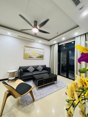 Leilighet – city | Oppholdsområde | En 47-tommers smart-TV med kabel-kanaler samt TV