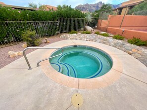 Una piscina al aire libre, una piscina climatizada