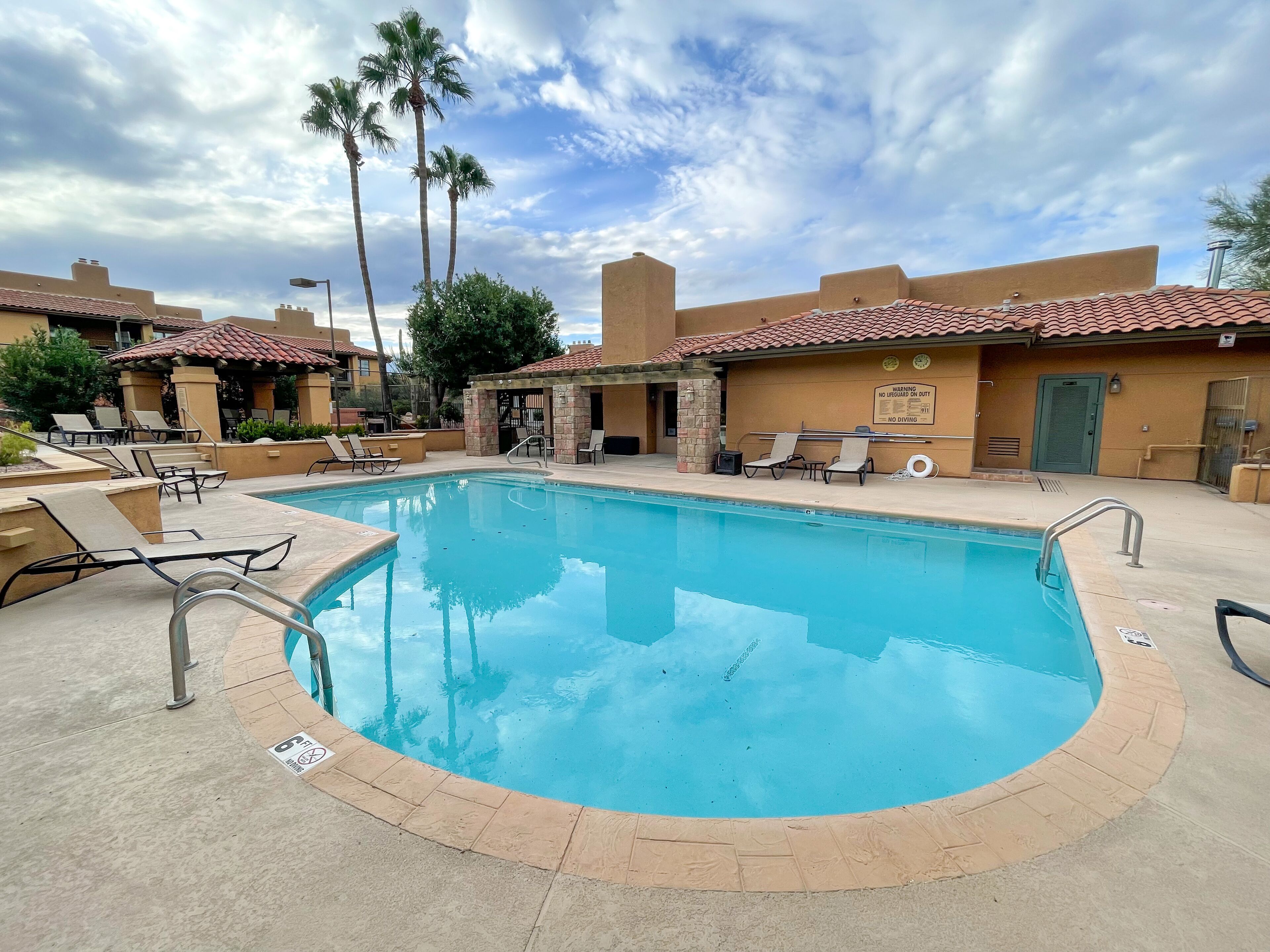 Een buitenzwembad en een verwarmd zwembad