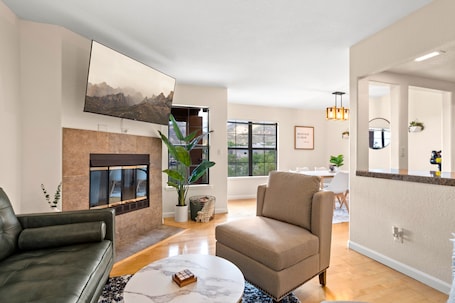 Smart TV. Desert Hideaway - Modern 2 Bdr w/ Mountain Views, Pool, & Hot Tub