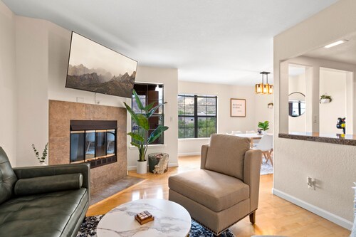 Desert Hideaway - Modern 2 Bdr w/ Mountain Views, Pool, & Hot Tub