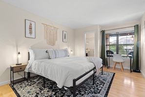 2 chambres, bureau, fer et planche à repasser, lit de bébé portatif