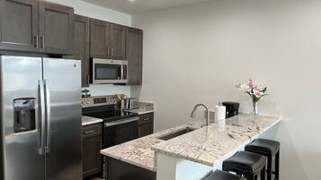 Réfrigérateur, four à micro-ondes, un four, surface de cuisson