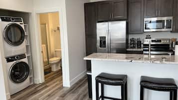 Réfrigérateur, four à micro-ondes, un four, surface de cuisson