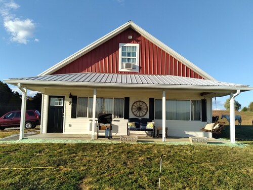 Horse farm with stunning mountain views!