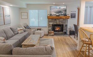 Televisión y chimenea 