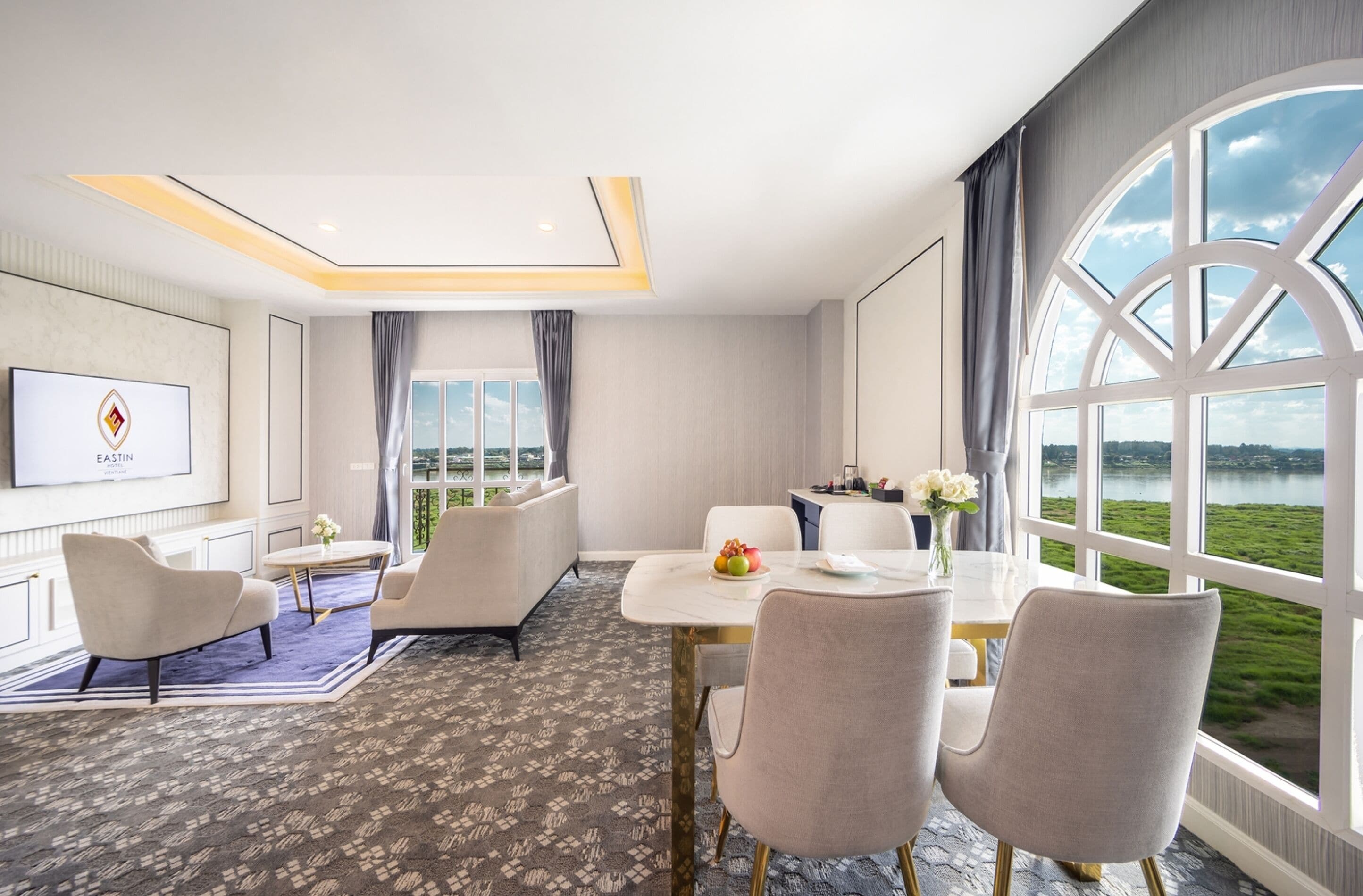 Suite River View | Área de sala de estar | Televisión LED de 32 pulgadas con canales vía satélite y televisión 