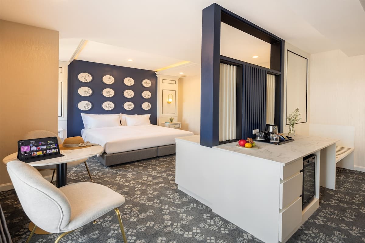 Een minibar, een kluis op de kamer, een bureau, een laptopwerkplek