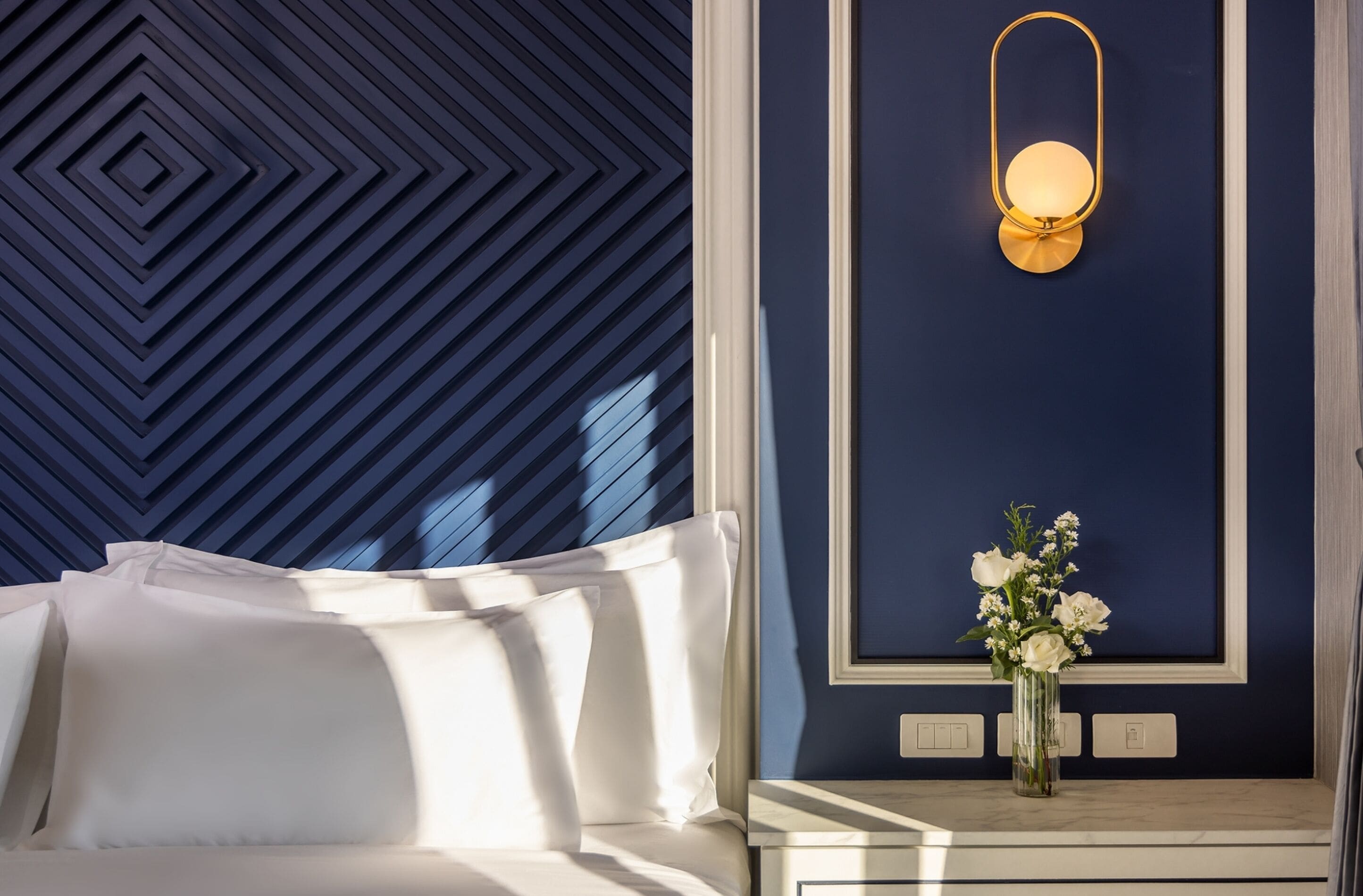 Suite River View | Minibar, in-room safe, desk, laptop workspace