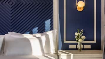 Suite River View | Minibar, in-room safe, desk, laptop workspace