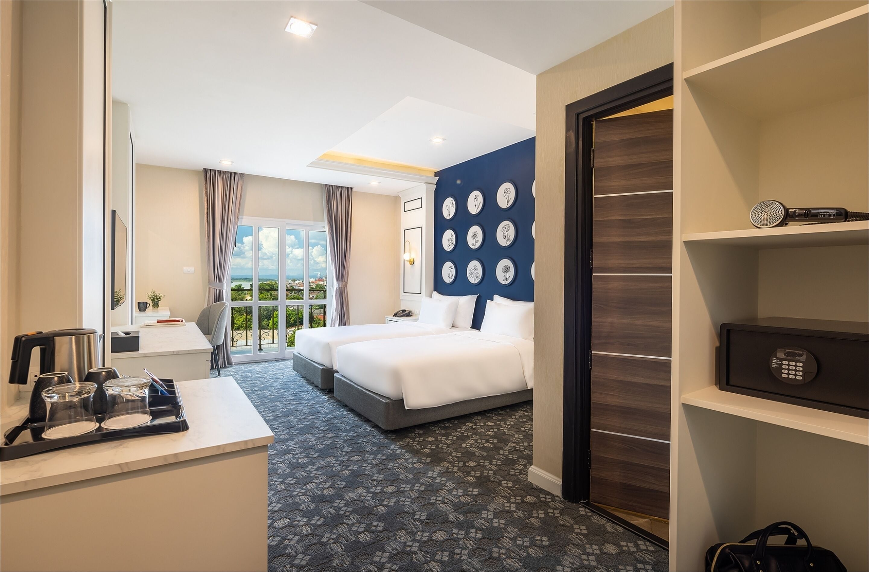 Superior Balcony City View | Minibar, safe på rommet, skrivebord og skrivebord for bærbar PC