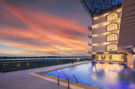 室外游泳池. 万荣酒店万象