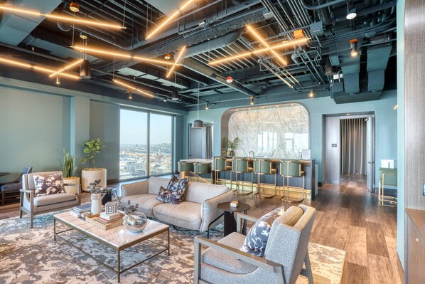 Lobby - Bright South Lake Union 2BR w/ W/D & Roof, nr Lake Union, by Blueground (Seattle)