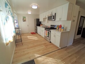 Frigorifero, microonde, forno, piano cottura