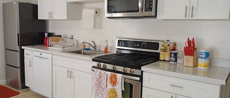 Kylskåp, mikrovågsugn, ugn och spishäll