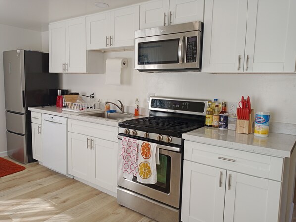 Refrigerador, microondas, horno y parrilla de estufa 