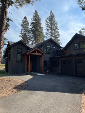 A modern two-story house with a garage, large windows, and a covered porch. - Mountain Escape 5BR/5.5BA sleeps 10 w/hot tub on golf course in Suncadia.  (Cle Elum)