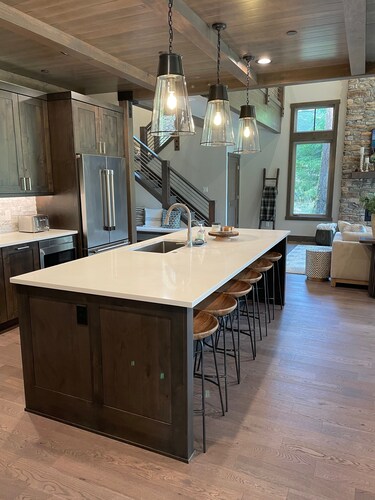 Mountain Escape 5BR/5.5BA sleeps 10 w/hot tub on golf course in Suncadia. 