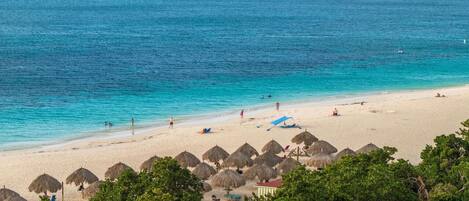 Plage à proximité, chaise longue, serviettes de plage