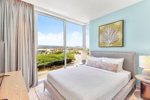 2 sovrum, värdeförvaringsskåp på rummet och skrivbord