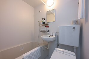 Combined shower/bathtub, free toiletries, hair dryer, slippers