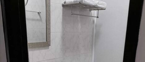 Chuveiro, secador de cabelo, toalhas de banho, sabonete