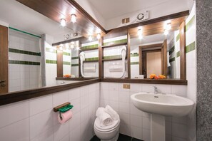 Douche, sèche-cheveux, bidet, serviettes fournies