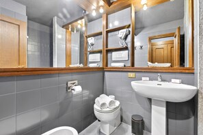 Family Apartment, Multiple Bedrooms, Mountainside (Sises Lodge - 19C Sestriere) | Bathroom | Shower, hair dryer, bidet, towels - Sises Lodge - 19C Sestriere (Sauze di Cesana)