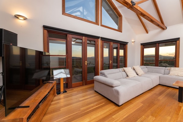 Smart TV, chimenea, futbolito y libros