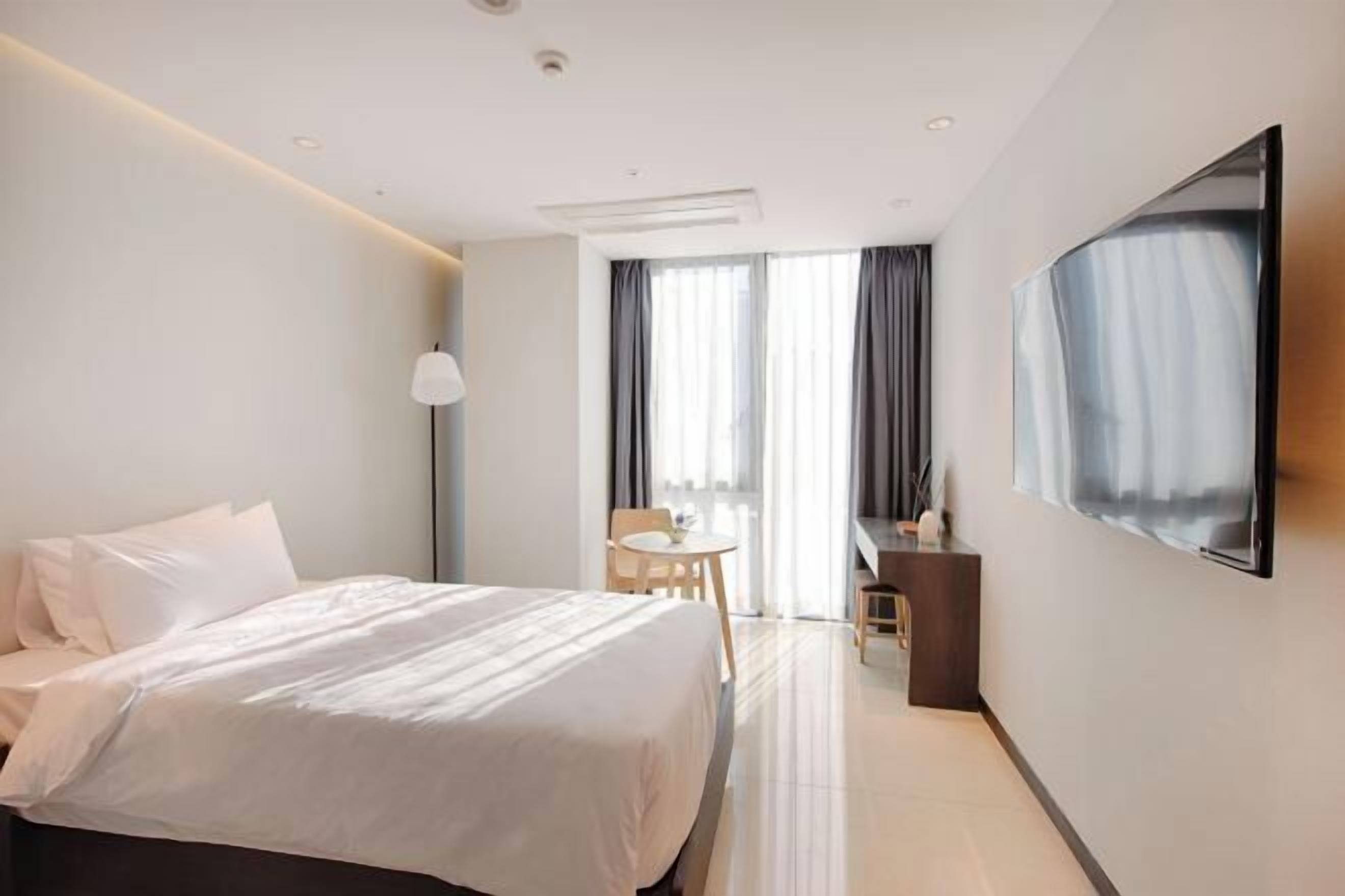 Escritorio y espacio para trabajar con un portátil