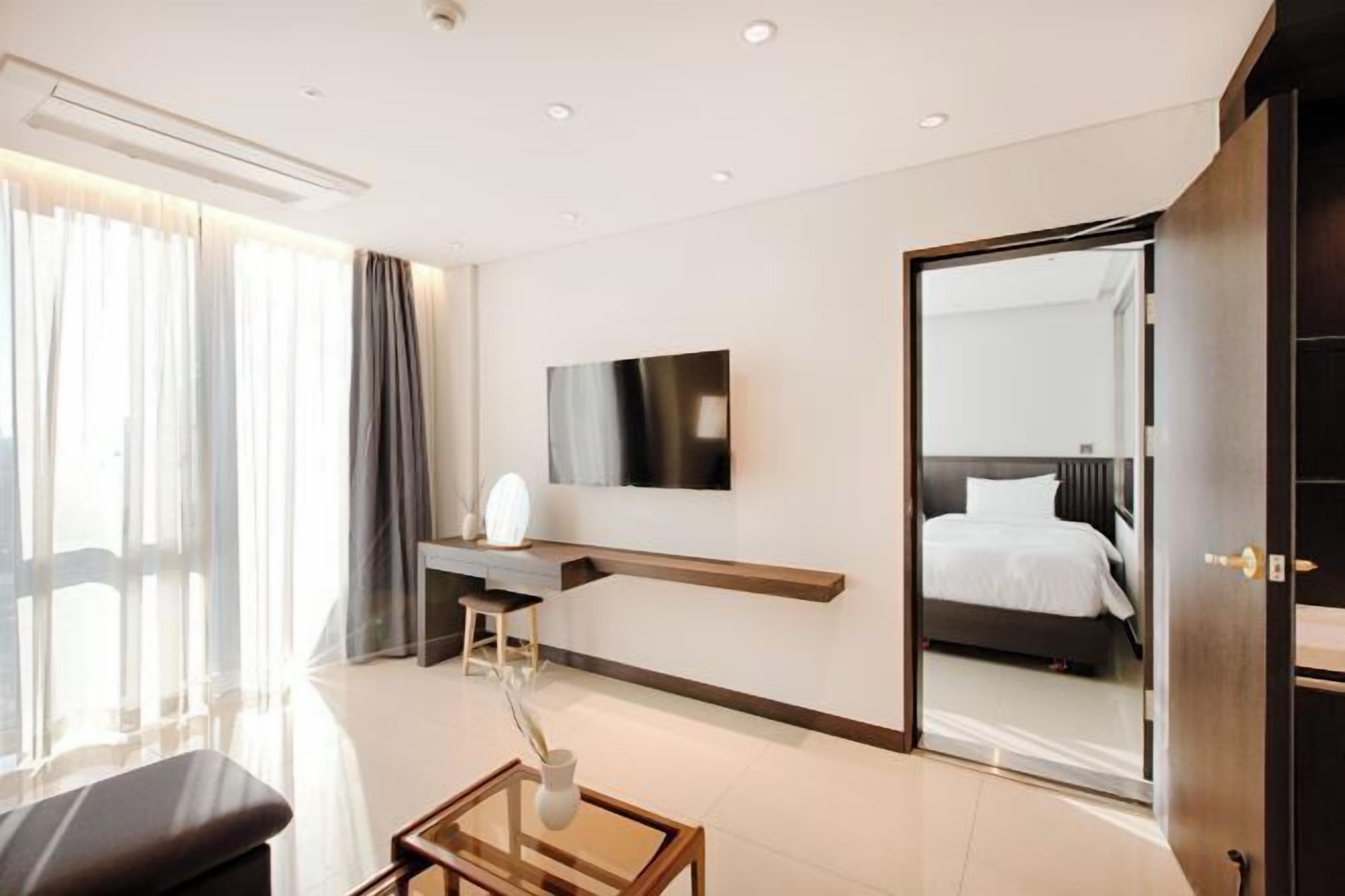 Escritorio y espacio para trabajar con un portátil