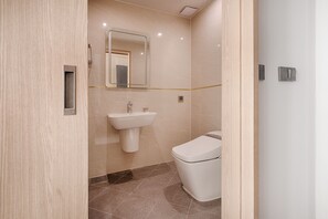 Junior wellness suite, Sauna Included | Baño | Ducha, albornoces, zapatillas y toallas