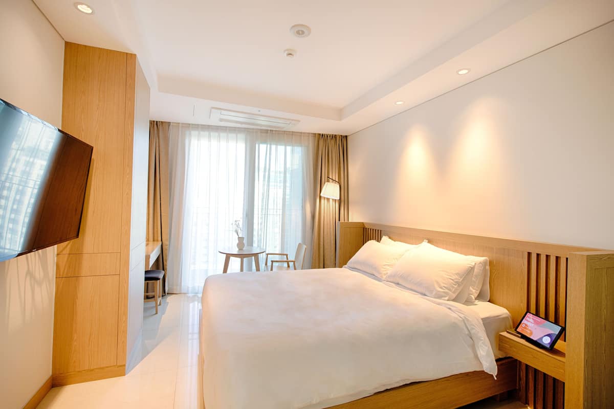 Standard Queen Terrace | 1 slaapkamer, een bureau, een laptopwerkplek, geluiddichte muren