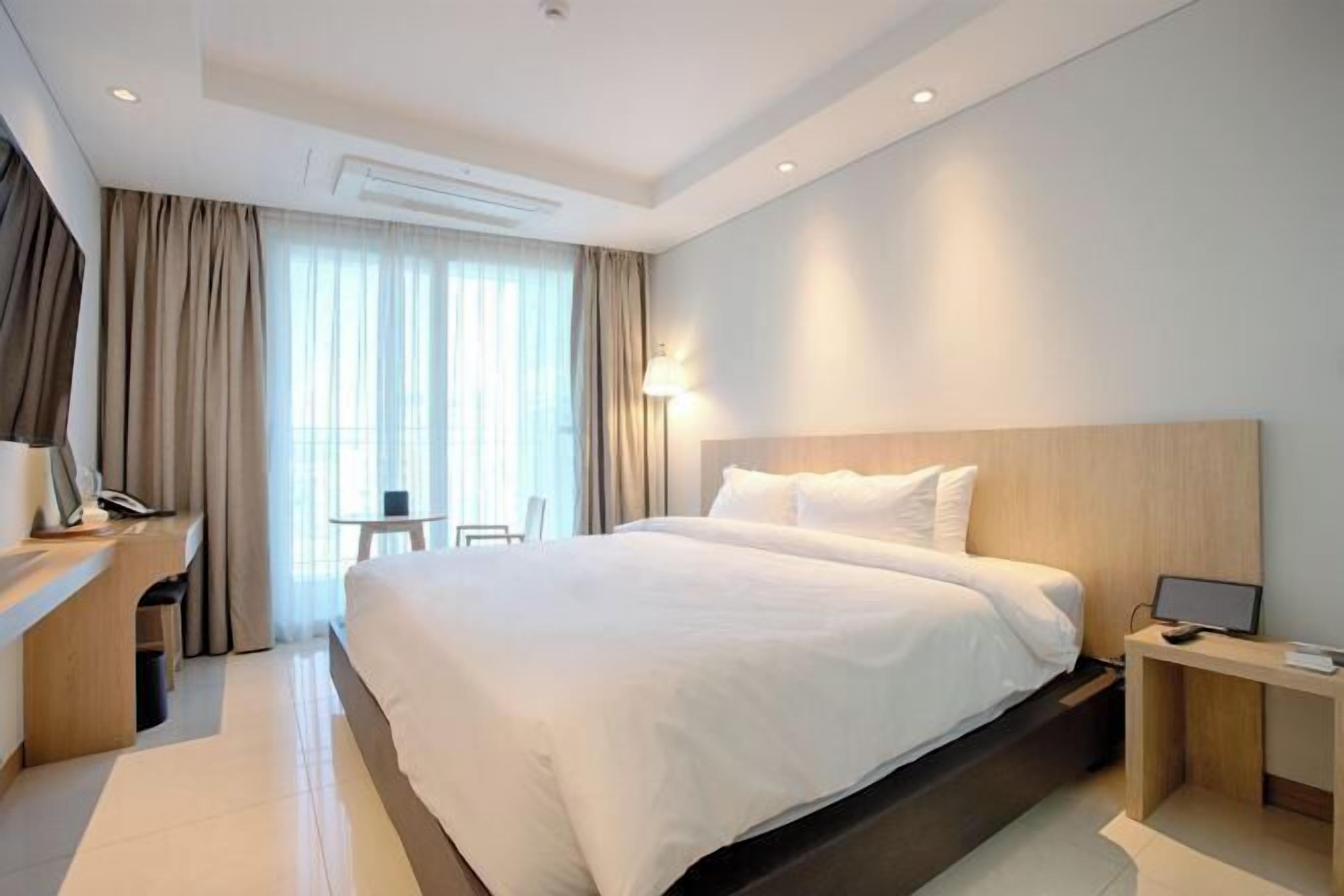 Escritorio y espacio para trabajar con un portátil