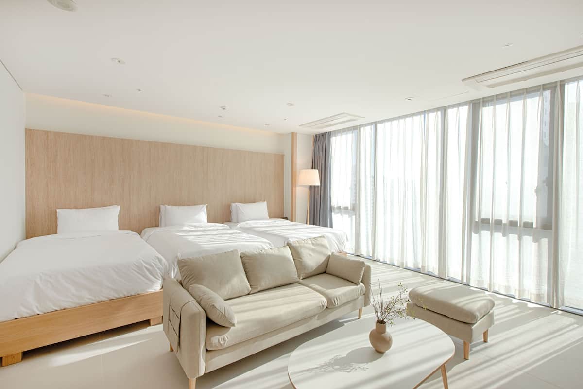 Junior wellness suite | 办公桌、笔记本电脑工作区、隔音、免费 WiFi