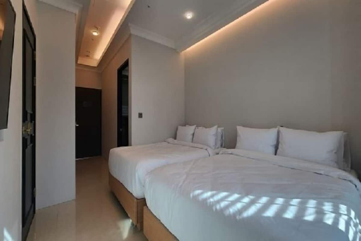 1 bedroom, desk, laptop workspace, soundproofing