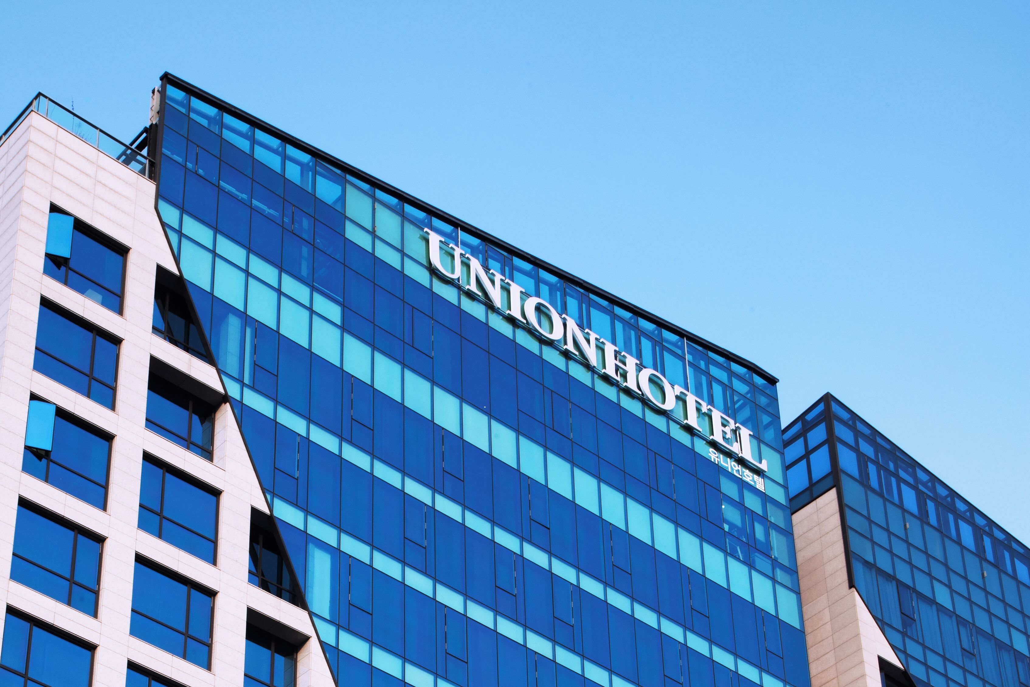 Un moderno edificio de hotel con el nombre 
