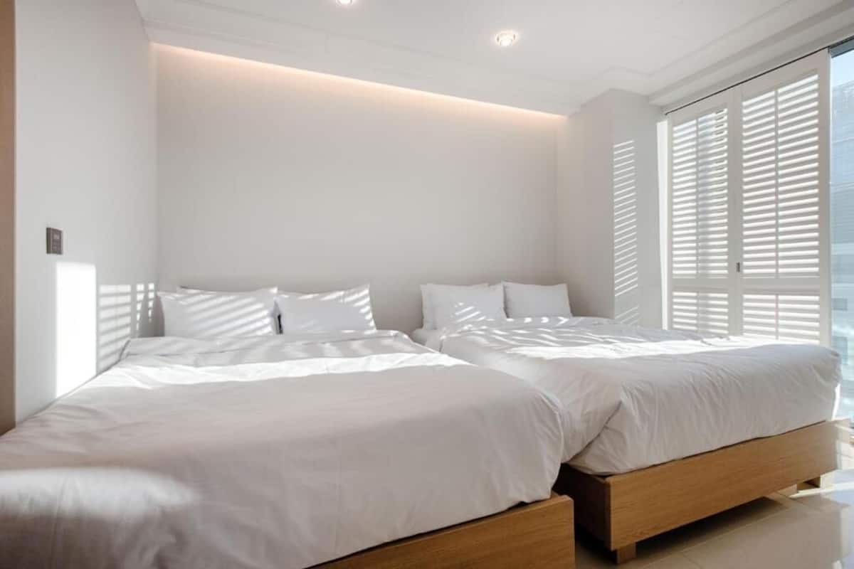 Union wellness Suite, Sauna Included | 1 slaapkamer, een bureau, een laptopwerkplek, geluiddichte muren