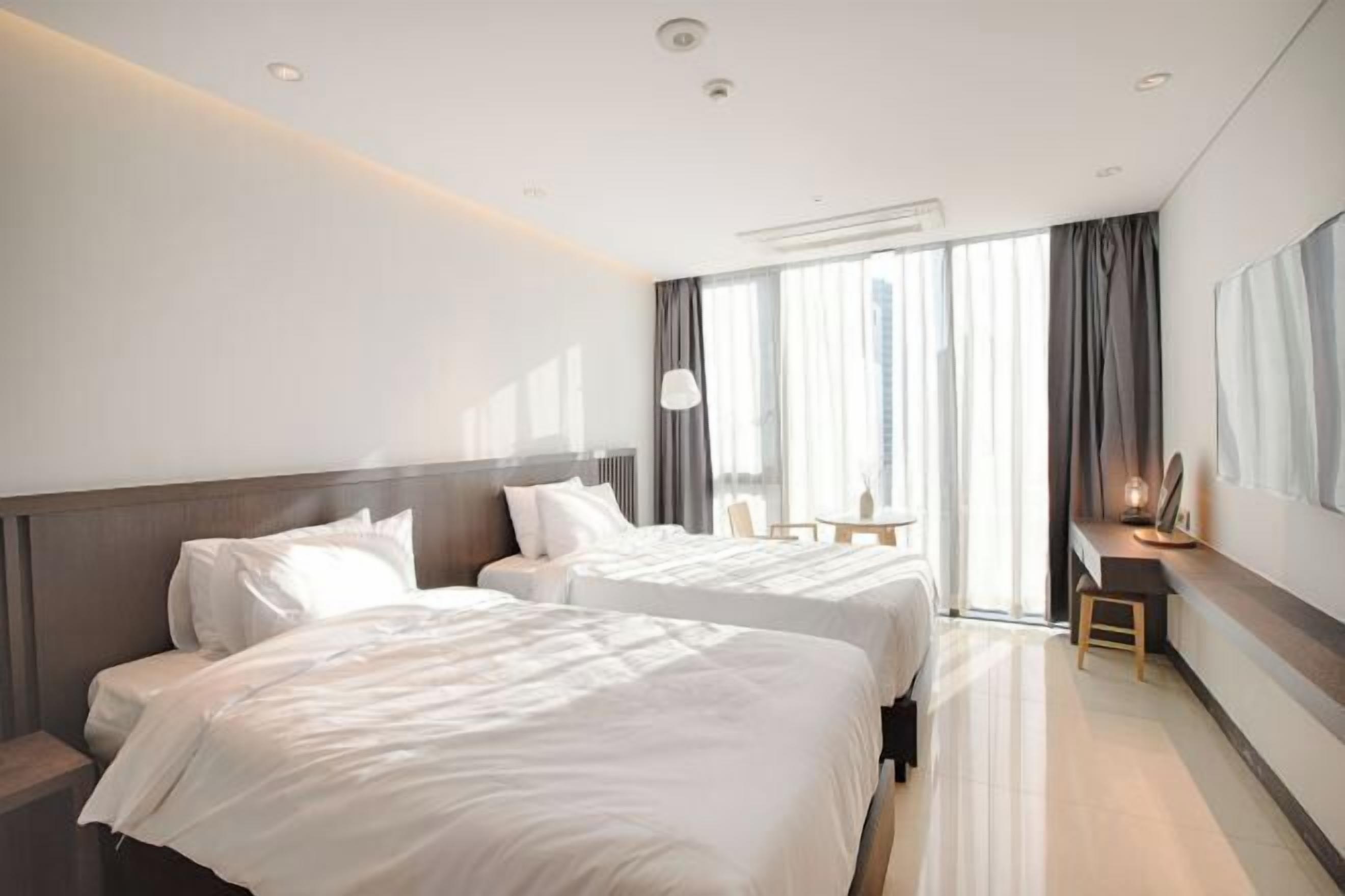 Escritorio y espacio para trabajar con un portátil