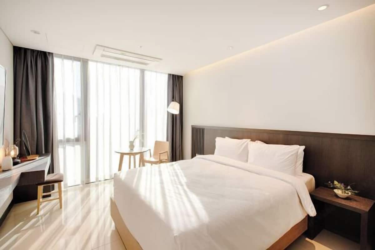 Desk, laptop workspace, soundproofing, free WiFi