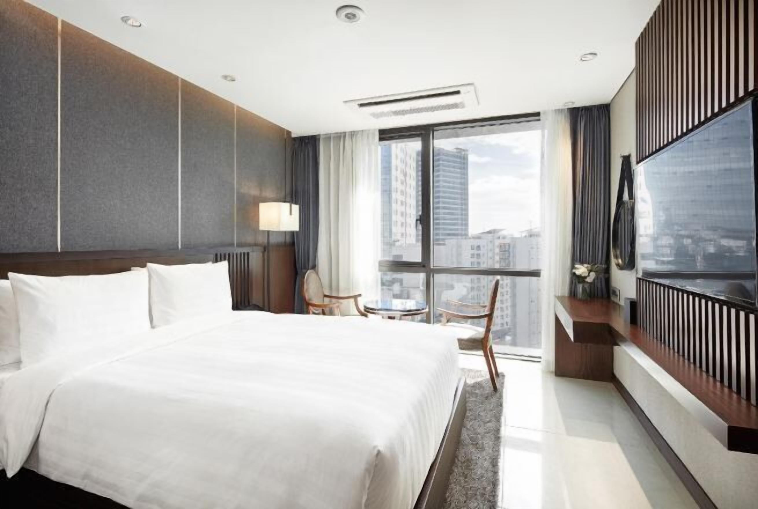 Escritorio y espacio para trabajar con un portátil