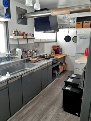 Refrigerador, tetera eléctrica, tostadora y licuadora 