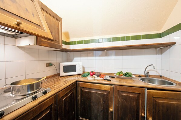 Kühlschrank, Mikrowelle, Herdplatte, Espressomaschine