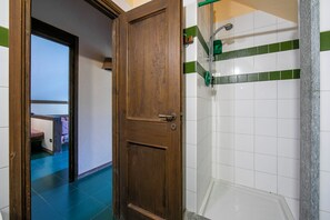 Bruser, hårtørrer, bidet, håndklæder