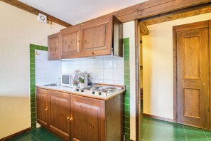 Kühlschrank, Mikrowelle, Herdplatte, Espressomaschine