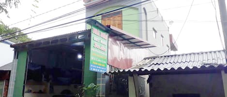 Vista frontal de la propiedad