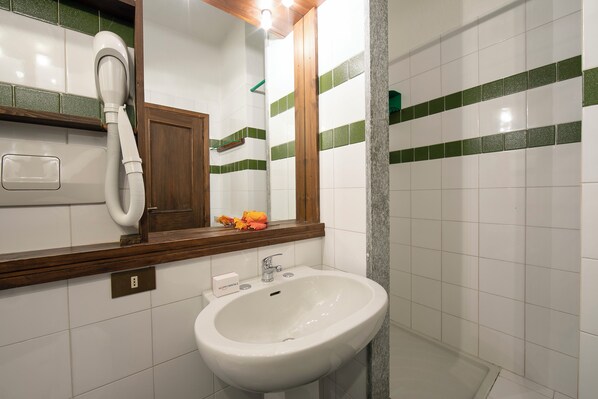 Family Apartment, Multiple Bedrooms, Mountainside (Sises Lodge - 29D Sestriere) | Bathroom | Shower, hair dryer, bidet, towels