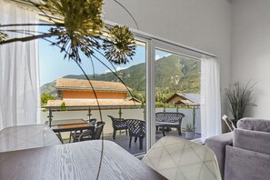 2 bedrooms, desk, iron/ironing board, free WiFi - Superb, cosy new apartment (Saxon)